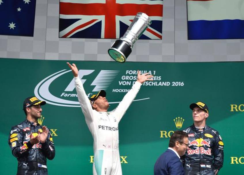 Hamilton lancia il trofeo sul podio. Afp